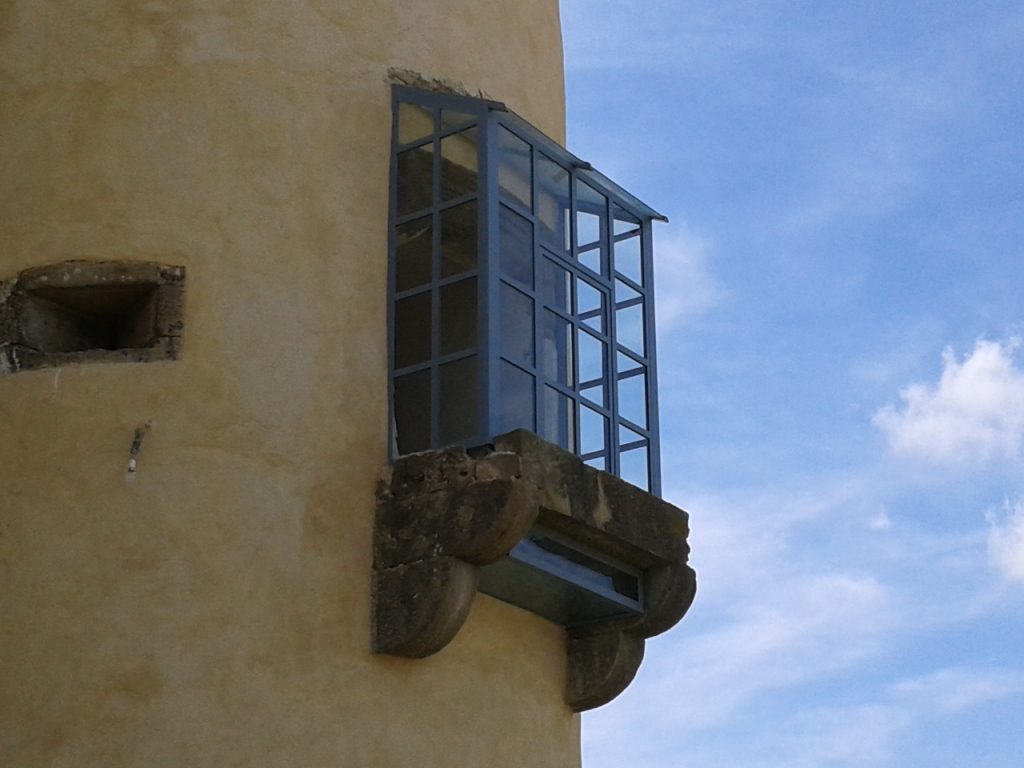 Bow window suspendue