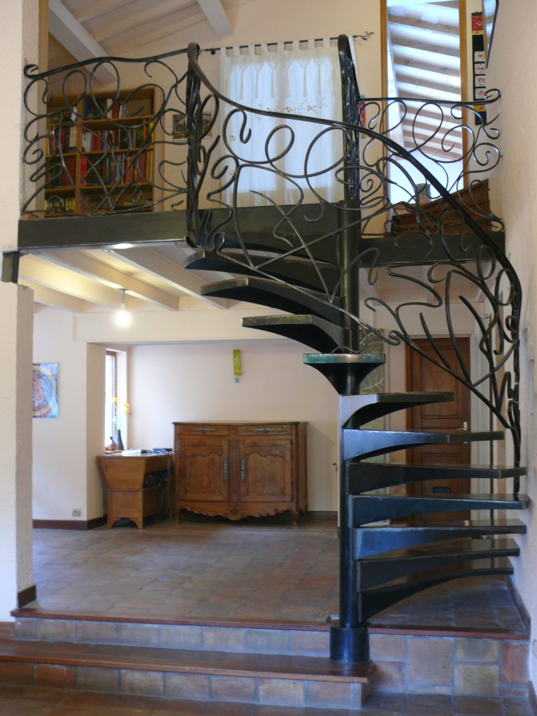 Escalier hélicoïdal à base ronde art nouveau