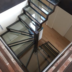 Escalier marches en verre