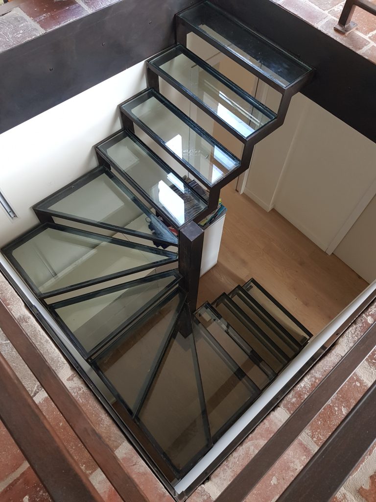 Escalier marches en verre