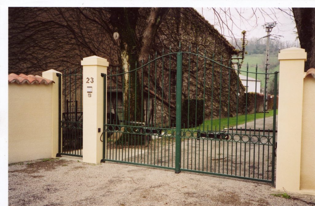 Portail avec chapeau de gendarme