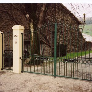 Portail avec chapeau de gendarme
