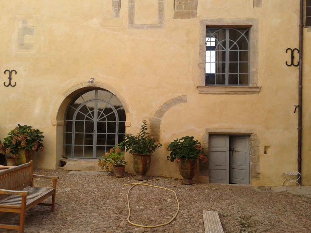 Porte et fenêtre à petit carreaux