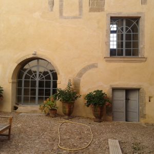 Porte et fenêtre à petit carreaux